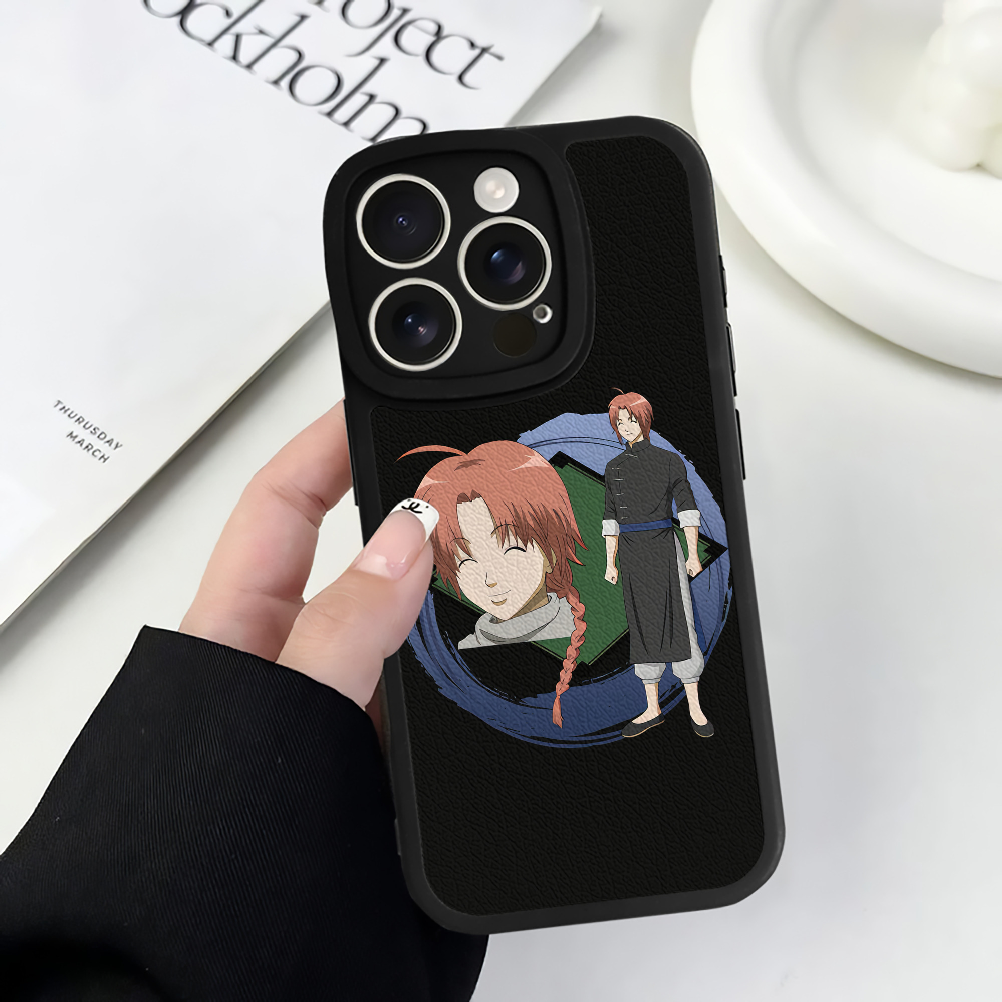 （画像用） ぎんたま 坂田銀時（さかたぎんとき） 神楽 志村新八（しむら しんぱち） GINTAMA Sakata Gintoki Kagura Shimura Shinpachi 【iPhone 16シリーズ対応】シリコンスマホケース（レザー調） 材質：シリコン
